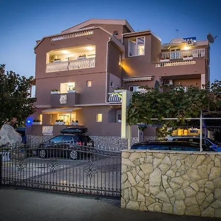 瓦伦缇纳别墅酒店 3*