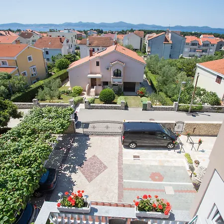 瓦伦缇纳别墅酒店 3*