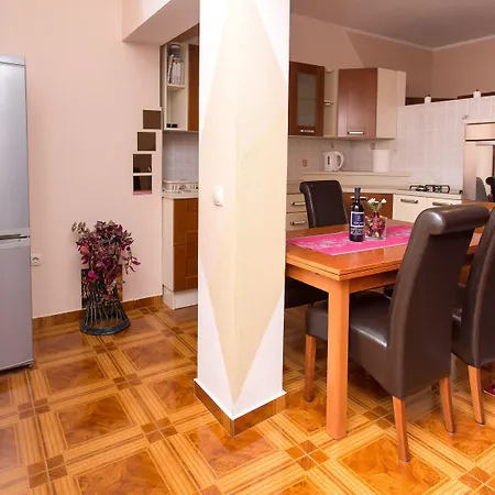 瓦伦缇纳别墅酒店 公寓式酒店 3*