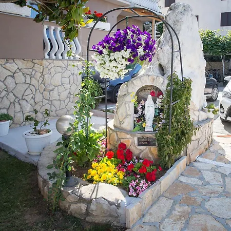 瓦伦缇纳别墅酒店 3*