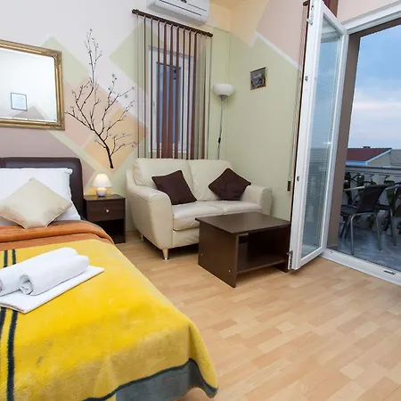 瓦伦缇纳别墅酒店 3*