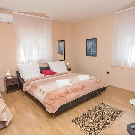 瓦伦缇纳别墅酒店 3* 扎达尔