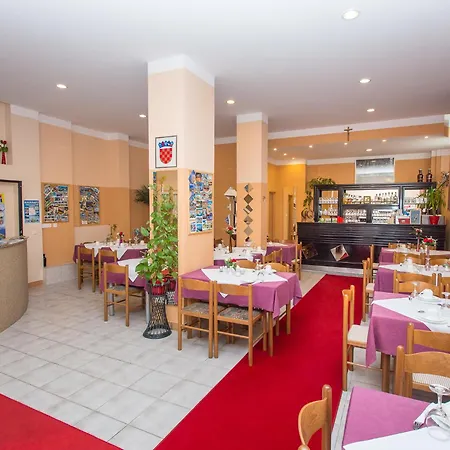 瓦伦缇纳别墅酒店 公寓式酒店 3*